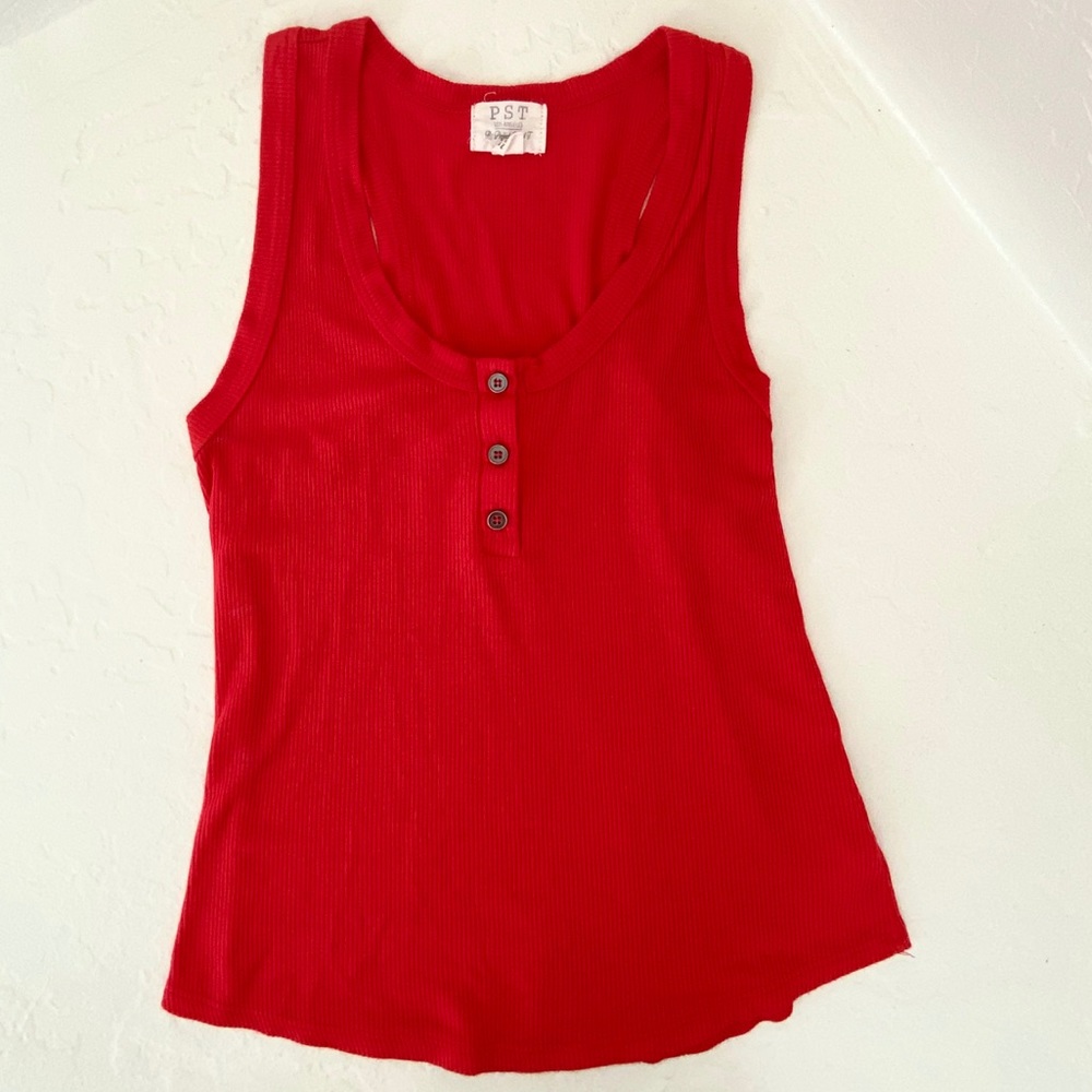 Ribbed red tank top